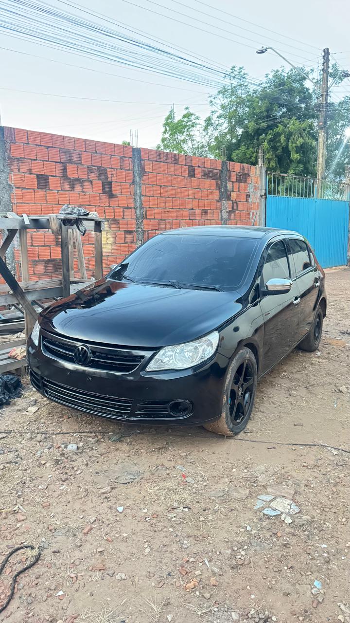 Volkswagen Gol preto com pintura renovada e acabamento brilhante