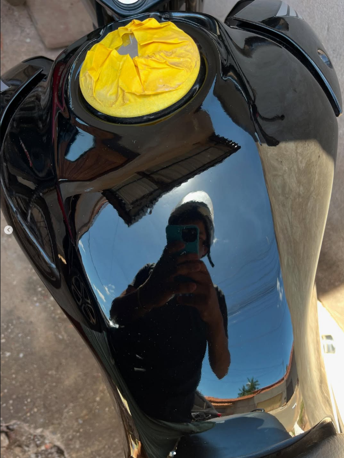 Tanque de moto preparado com fita de mascaramento para pintura personalizada