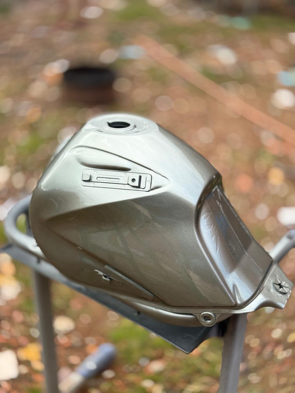 Tanque de moto com acabamento metalizado premium, reflexo espelhado